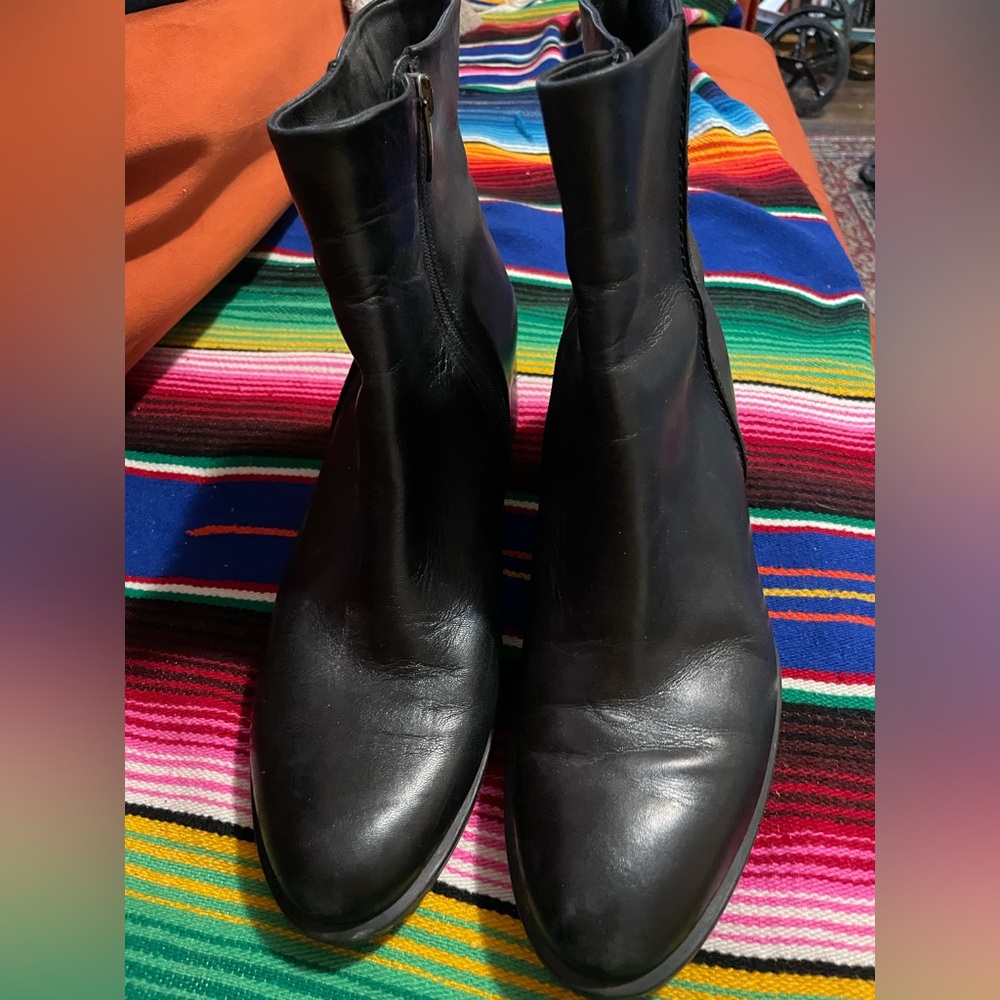 Ecco Classic Black Leather Ankle Boots. Size 10. EUC.
